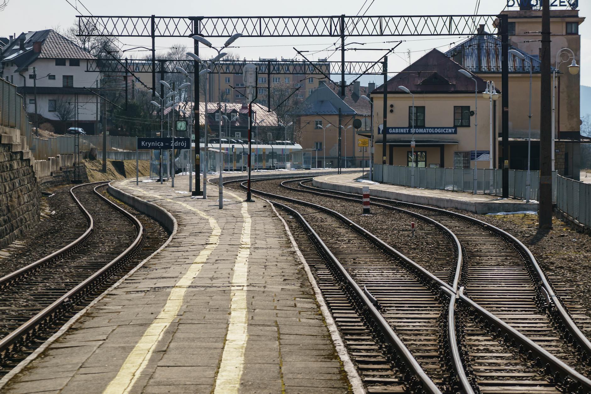 Malowniczy widok na zabytkową architekturę Szczawna-Zdroju otoczoną zielenią